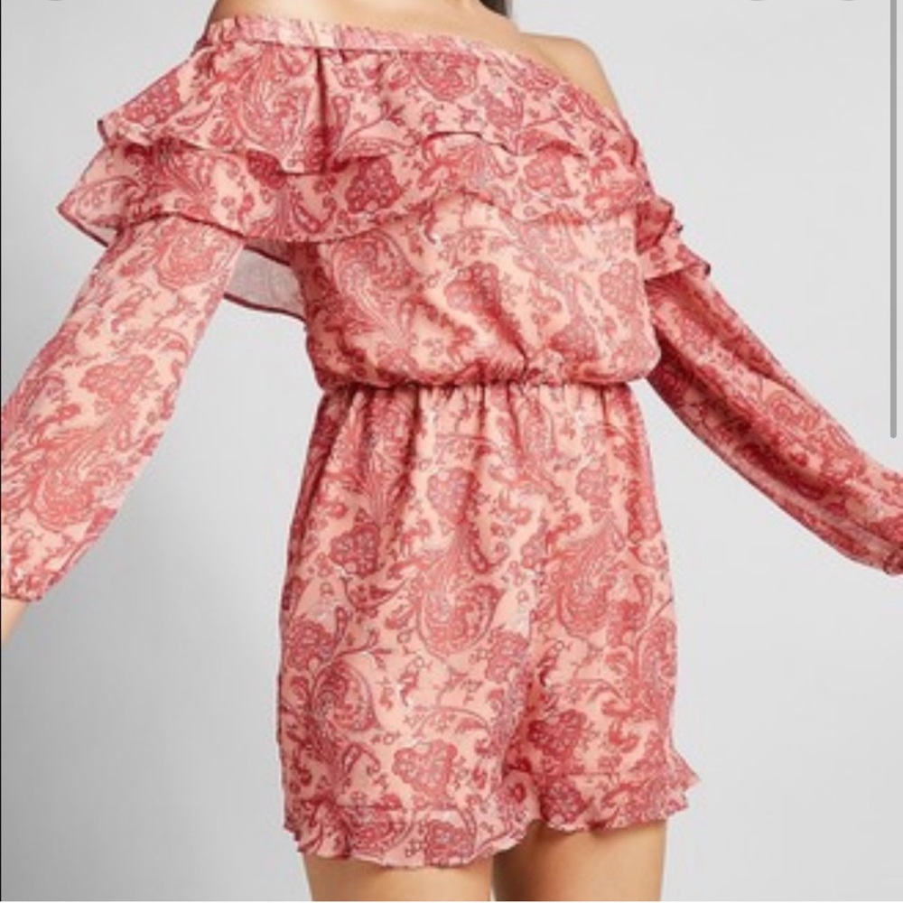 NEW‼️Express Ruffle Romper - Picture 3 of 6